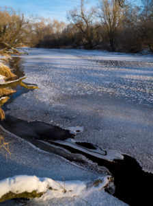 Europa, Deutschland, Hessen, Burgwald, Naturpark Kellerwald-Edersee, Wintertag am Eder-Fluss bei Birkenbringhausen, Eis und Schnee Europa, Deutschland, Hessen, Burgwald, Naturpark Kellerwald-Edersee, Wintertag am Eder-Fluss bei Birkenbringhausen, Eis und Schnee